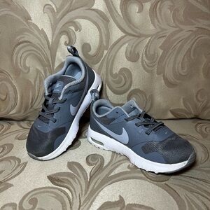 Nike Airmax Tavas Child’s 10 Gray and White Sneakers With Pull Tab